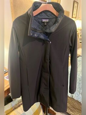 Patagonia Black Women's Trench Coat with Quilted navy blue Liner